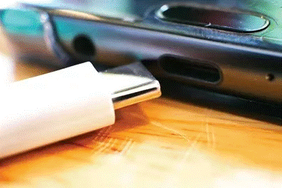 图1.使用USB Type-C连接器充电的手机.png